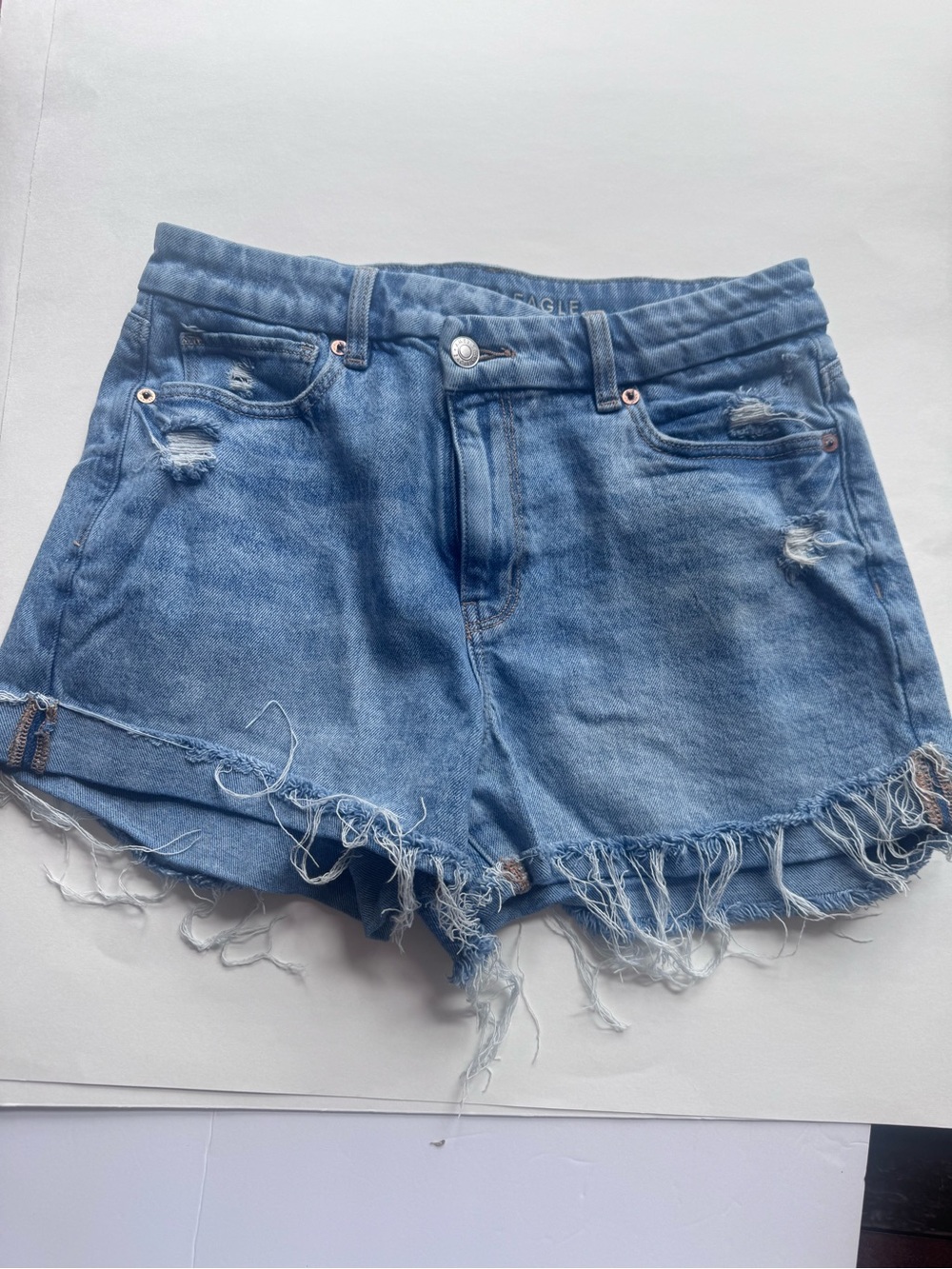 American Eagle Distressed Denim Shorts - Light Blue size 8 🦅